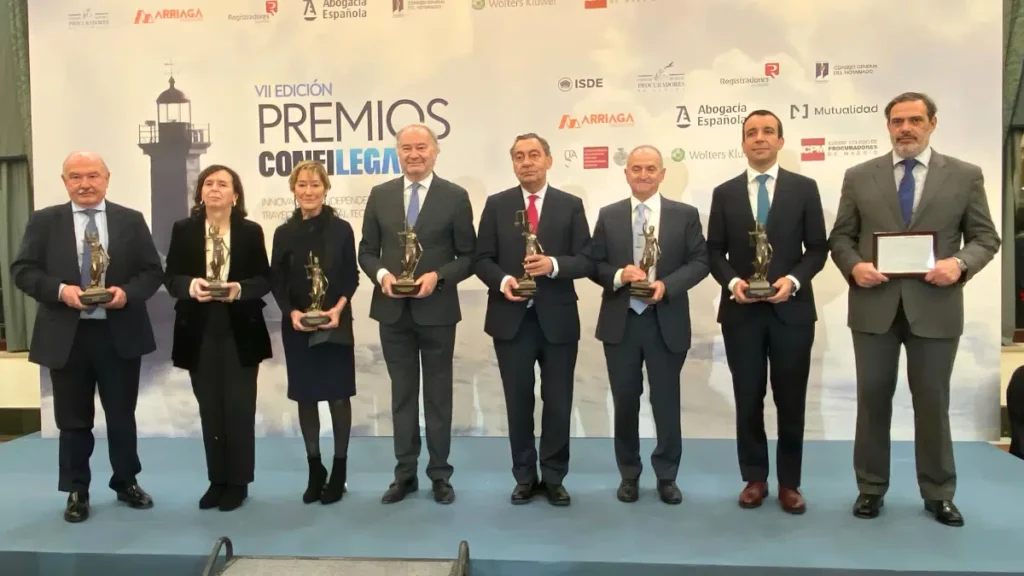 Javier Puyol (Innovación), María Emilia Casas (Trayectoria), Victoria Ortega (Compromiso y Trayectoria), Juan Carlos Estévez (Compromiso y Trayectoria), Julián Sánchez Melgar (Independencia), Jesús M. Sánchez (Compromiso), Luis del Pozo (Legaltech Santander) y Javier García-Romanillos (reconocimiento a su padre, Joaquín García-Romanillos)