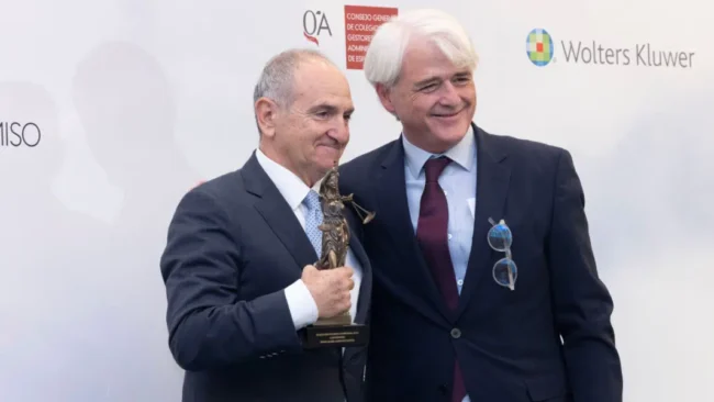 Jesús M. Sánchez, recibió el premio CONFILEGAL de manos de Salvador González, presidente del CGAE, Salvador González