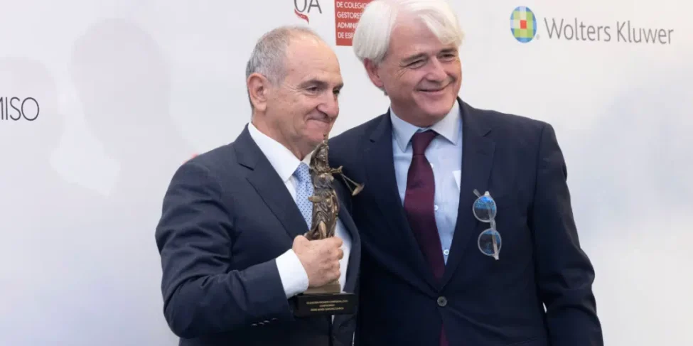 Jesús M. Sánchez, recibió el premio CONFILEGAL de manos de Salvador González, presidente del CGAE, Salvador González